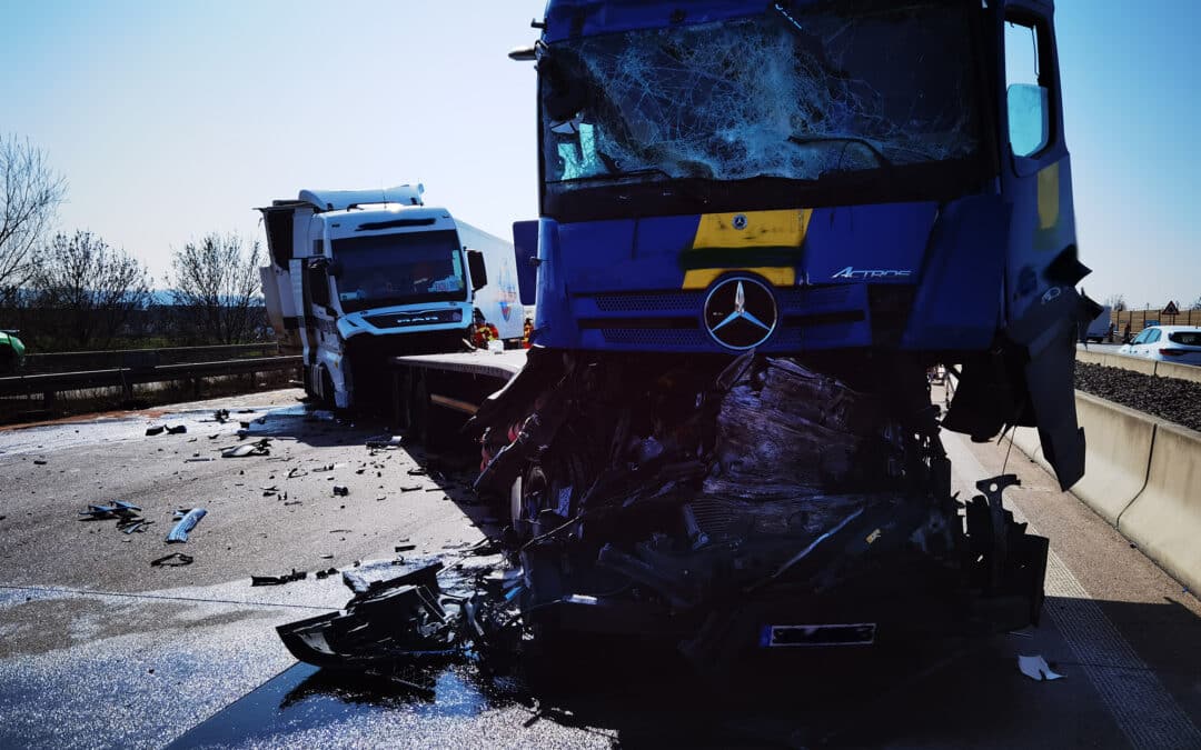 Schwerer Lkw-Unfall BAB5 – zwei Schwer- und zwei Leichtverletzte