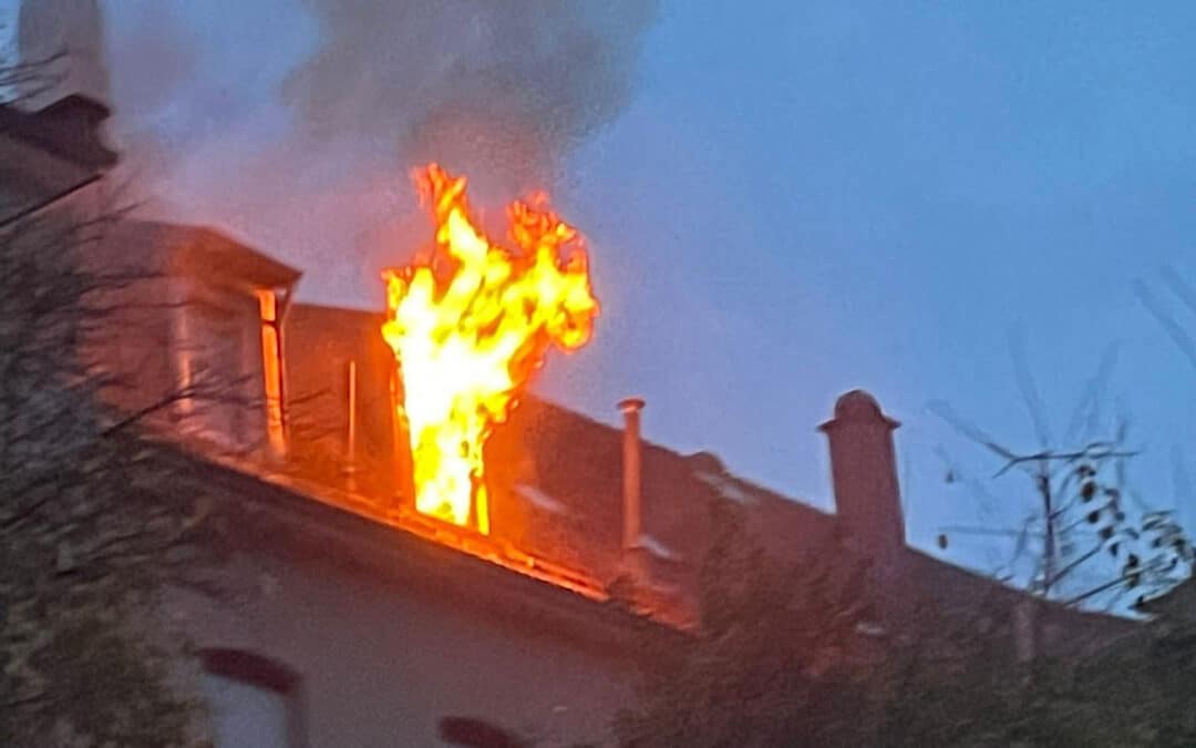 Küchenbrand greift auf Dachstuhl über