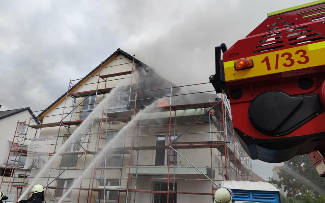 Dachstuhlbrand Göbenstraße, Kronau – zwei Personen verletzt