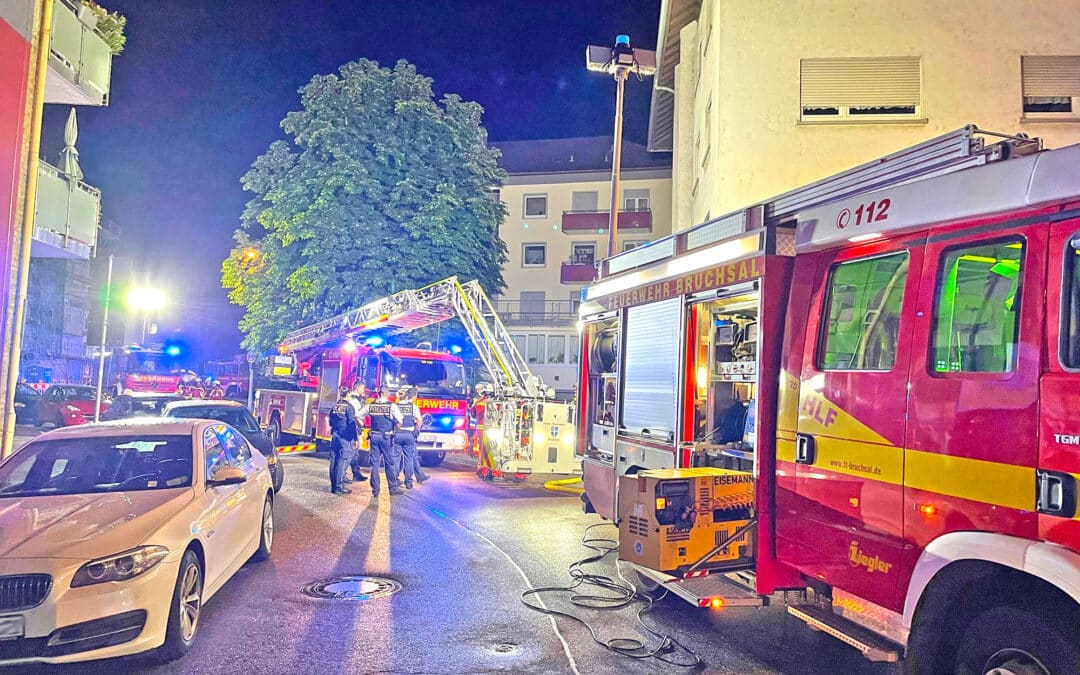 Kellerbrand in Mehrfamilienhaus – acht Personen über Drehleiter gerettet