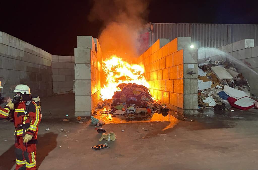 Feuerwehr löscht 200 m³ Mischmüll in Recyclingfirma