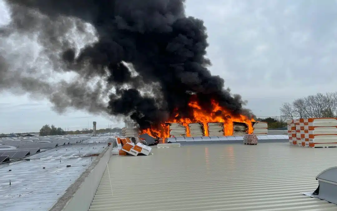 Dämmmaterial auf Lagerdach gerät in Flammen